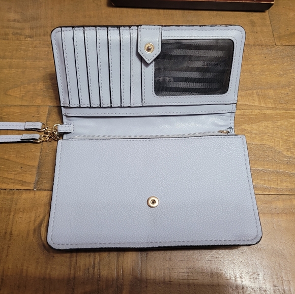 💥REDUCED💥VICTORIA'S SECRET TECH WRISTLET LIMITED EDITION COLOR- SKYFLOWER - Picture 3 of 6